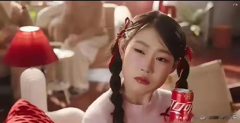 沈佳润，又翻车了？
小沈阳父女俩拍可口可乐广告，沈佳润被网友吐槽脸蛋像美妆蛋，又