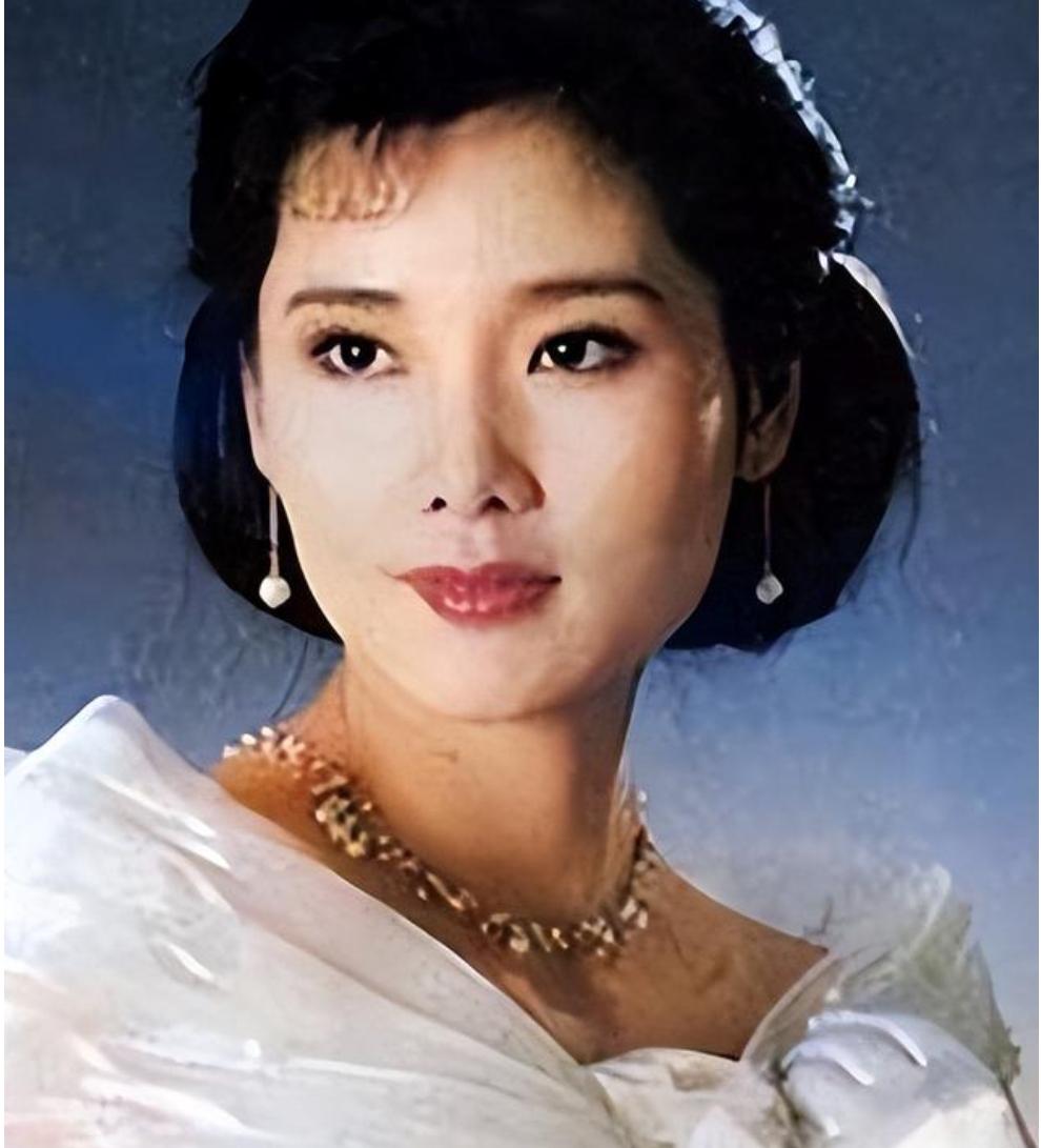 因太美无人敢追，父亲为她终生不娶，老公独宠38年，儿子随她姓
娱乐