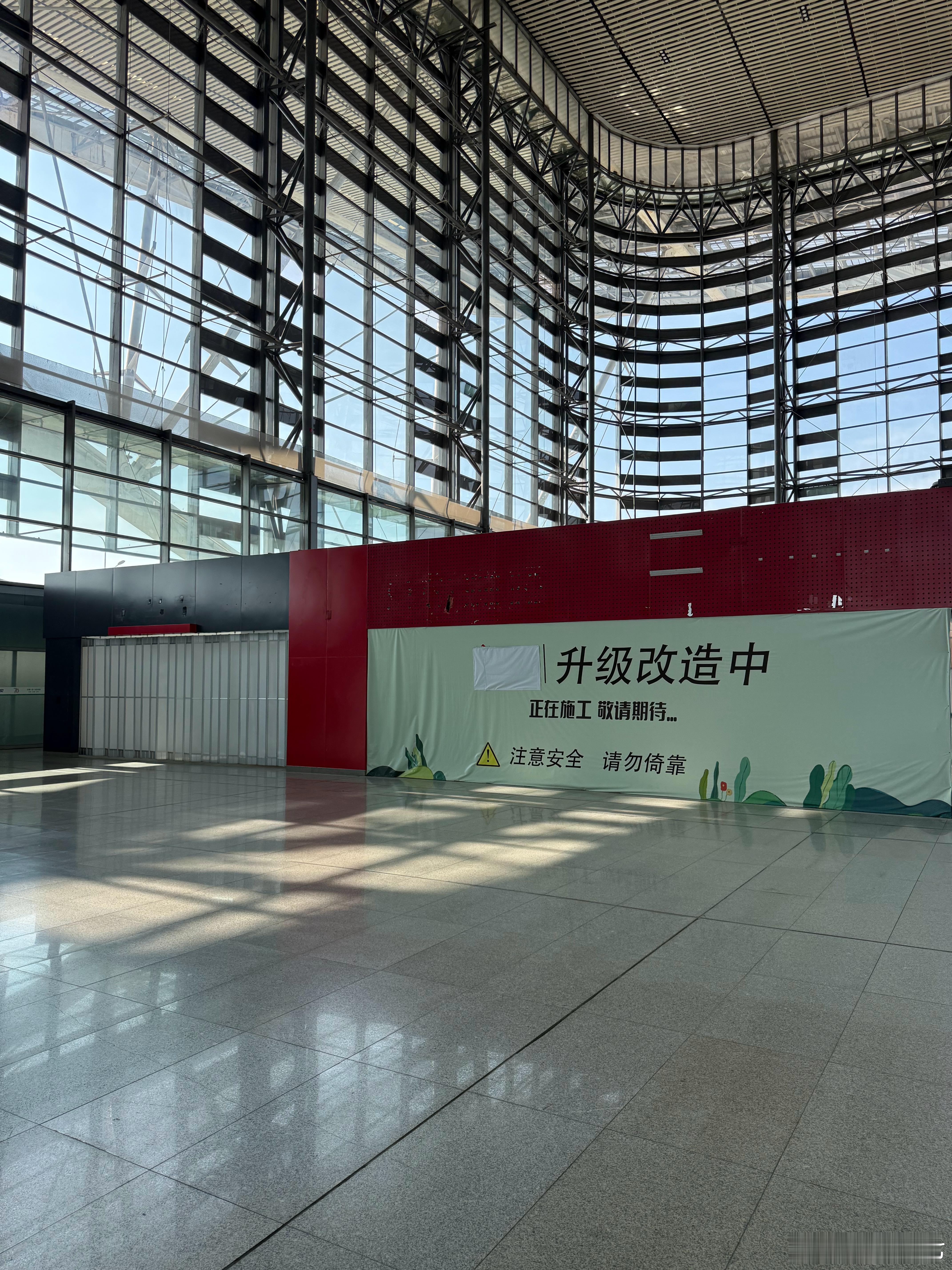 又是早班车的一天，特意早点到高铁站的，结果一进站发现我的肯和麦都没了