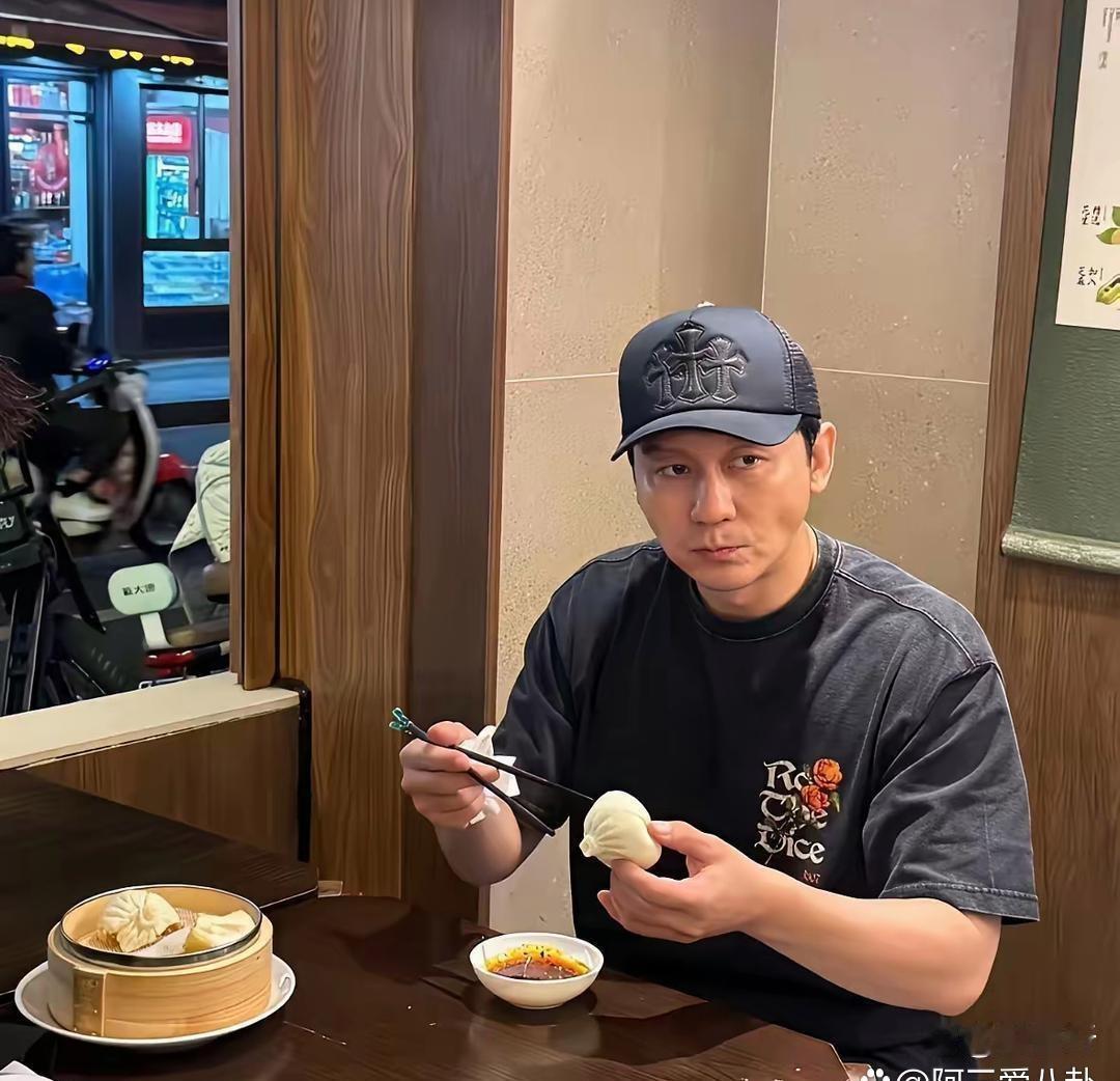 网友在上海偶遇李晨 他正在埋头吃包子 
