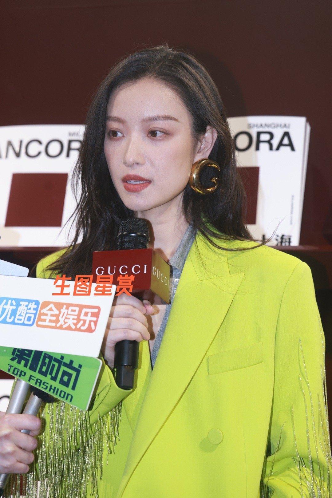 倪妮Gucci上海派对生图，荧光绿流苏大衣造型美艳四方，时髦干练💚💛 ​​​