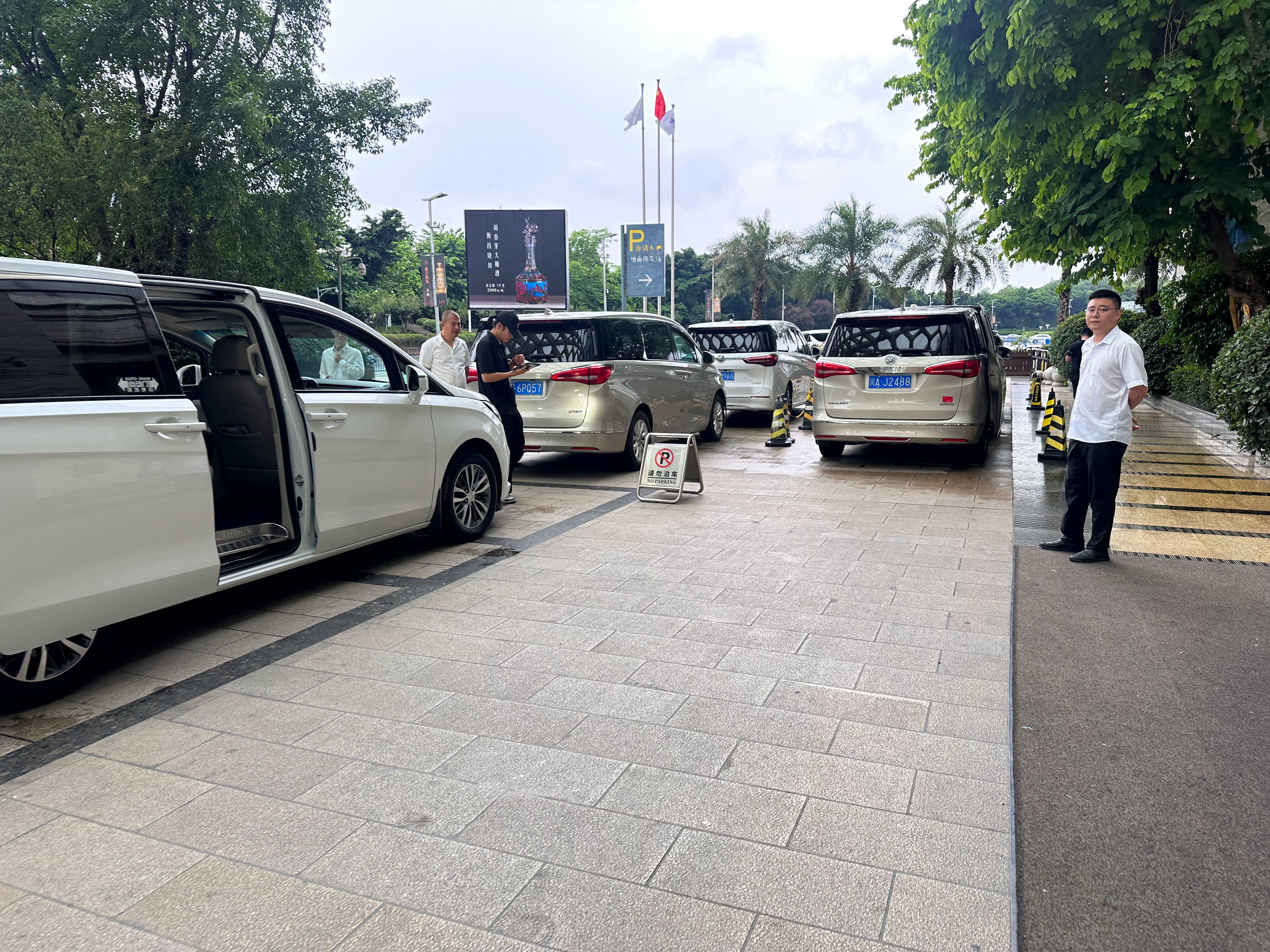 活动结束，今天赶个早班机回去了[淡淡的] ​​​