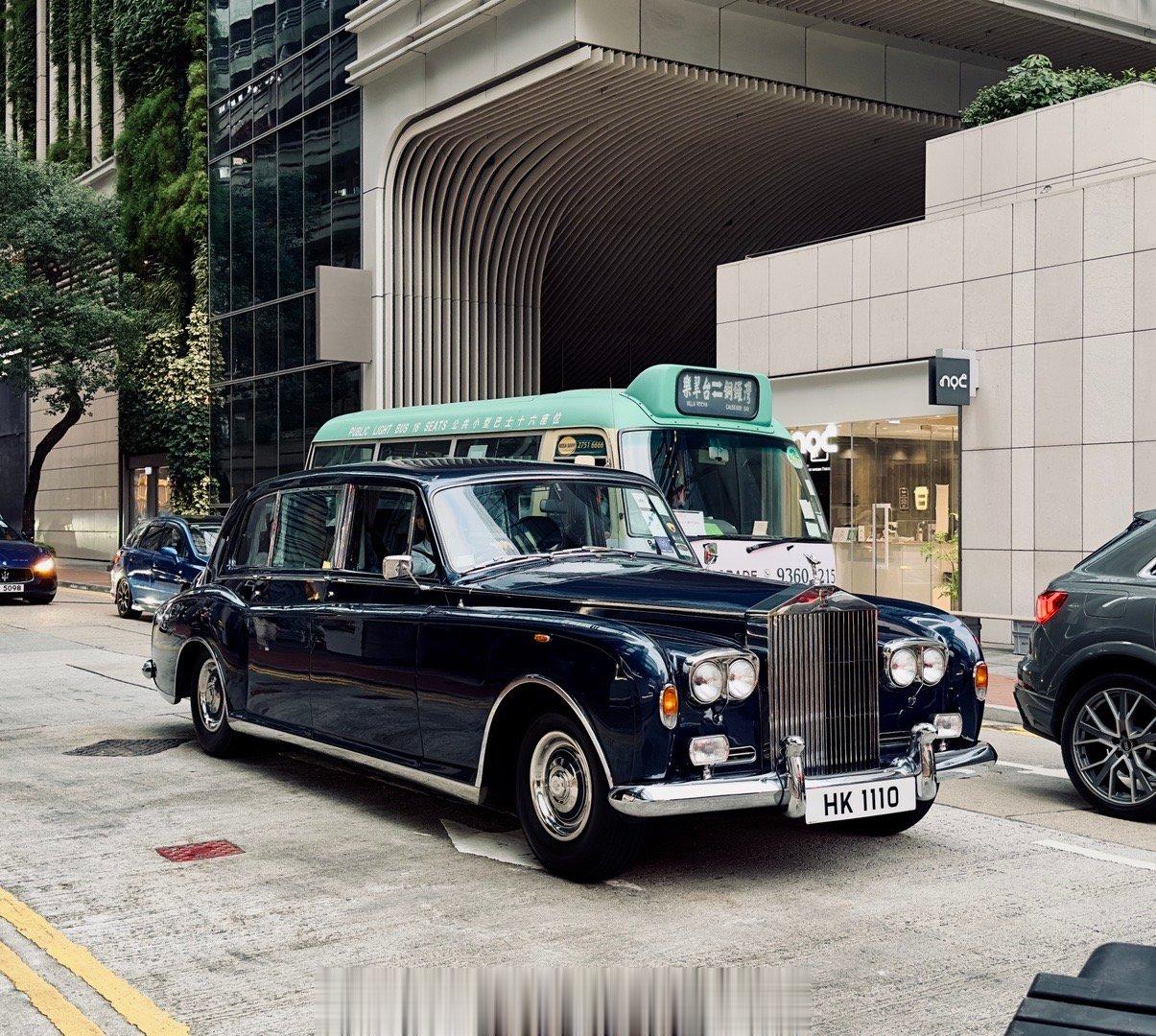 #cars01豪车拍[超话]# 行走于香港铜锣湾时代广场街头的第六代劳斯莱斯幻影