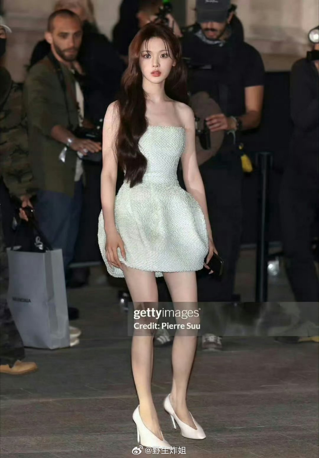 杨超越的这几张巴黎时装周秀场G社生图，确实还蛮落落大方的，好多人都在说是内娱版的