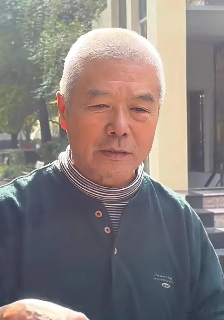 街头采访，大爷表示百年之后绝不买墓地，三言两语一针见血！

记者拦住遛弯的大爷: