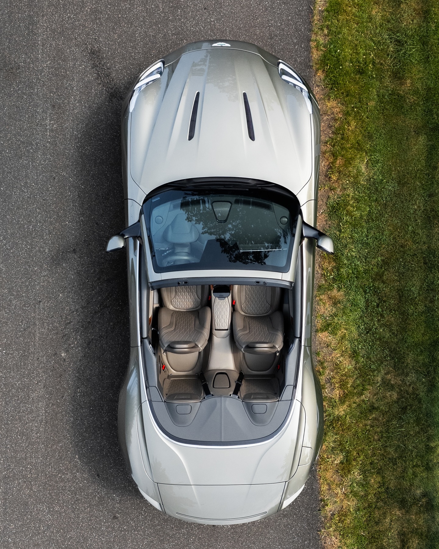 Aston Martin DB12 Volante 很有品位的配色，木头点缀很出