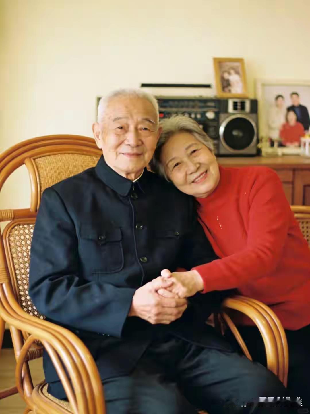 什么是对逝去的父母长辈的思念? 温馨时刻，老夫妻手牵手，幸福满满！👫💑💕