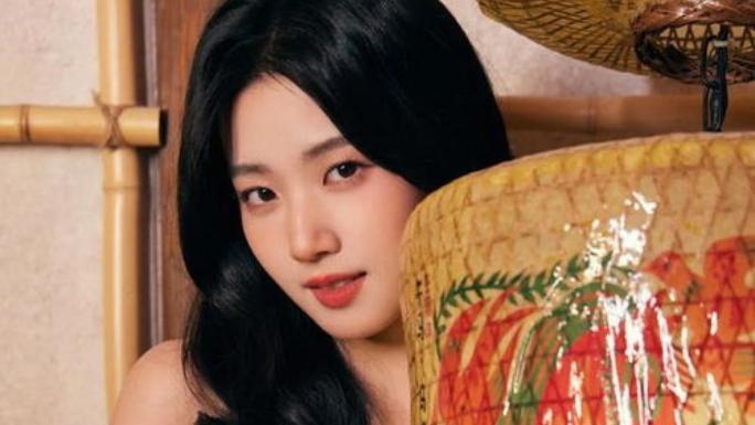 你知道吗？卢昱晓在一次红毯活动上闹了个超可爱的小乌龙。寒冷的天气里，她贴心地贴上