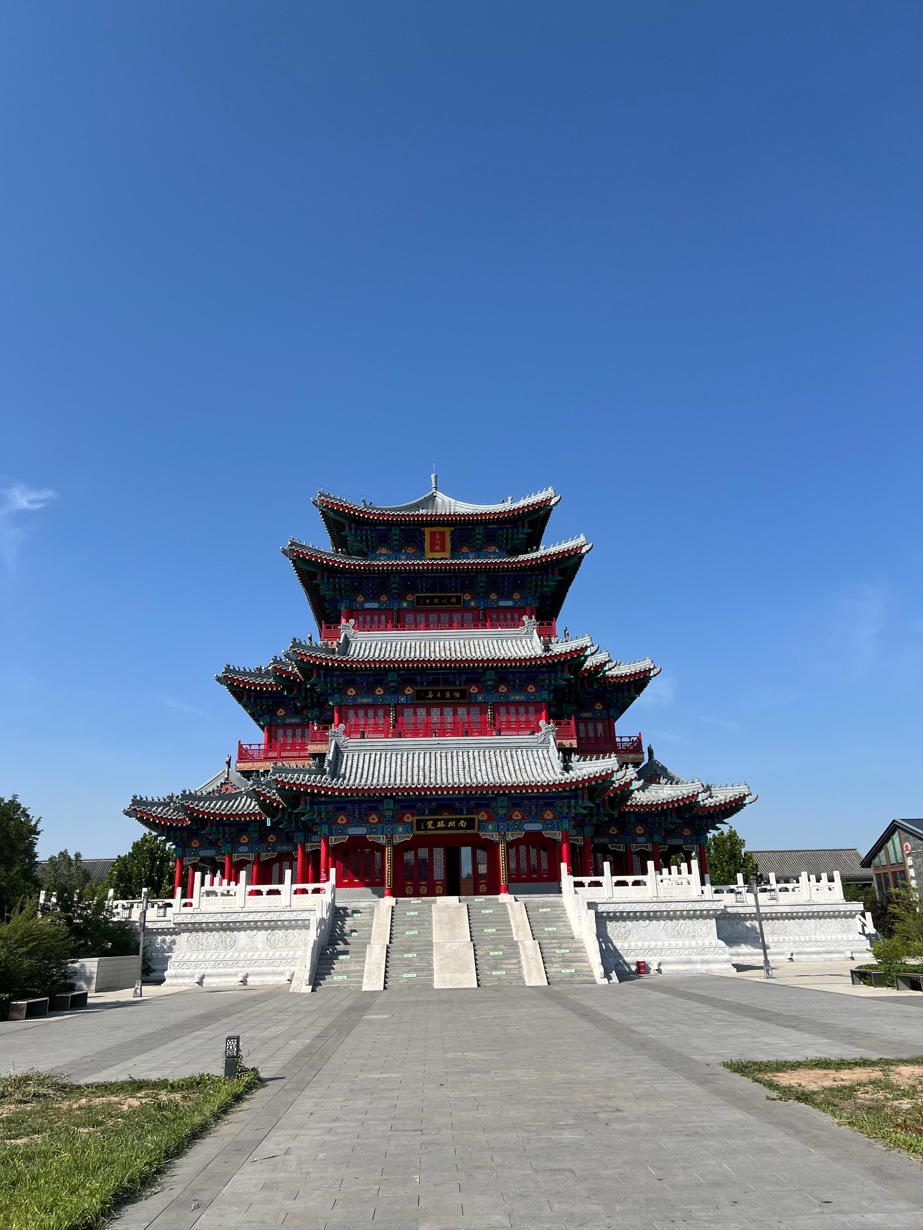 小时候长大的地方变成了南川老街。小时候只有冬天才能踩着冰上去写作业的土坡有了桥和