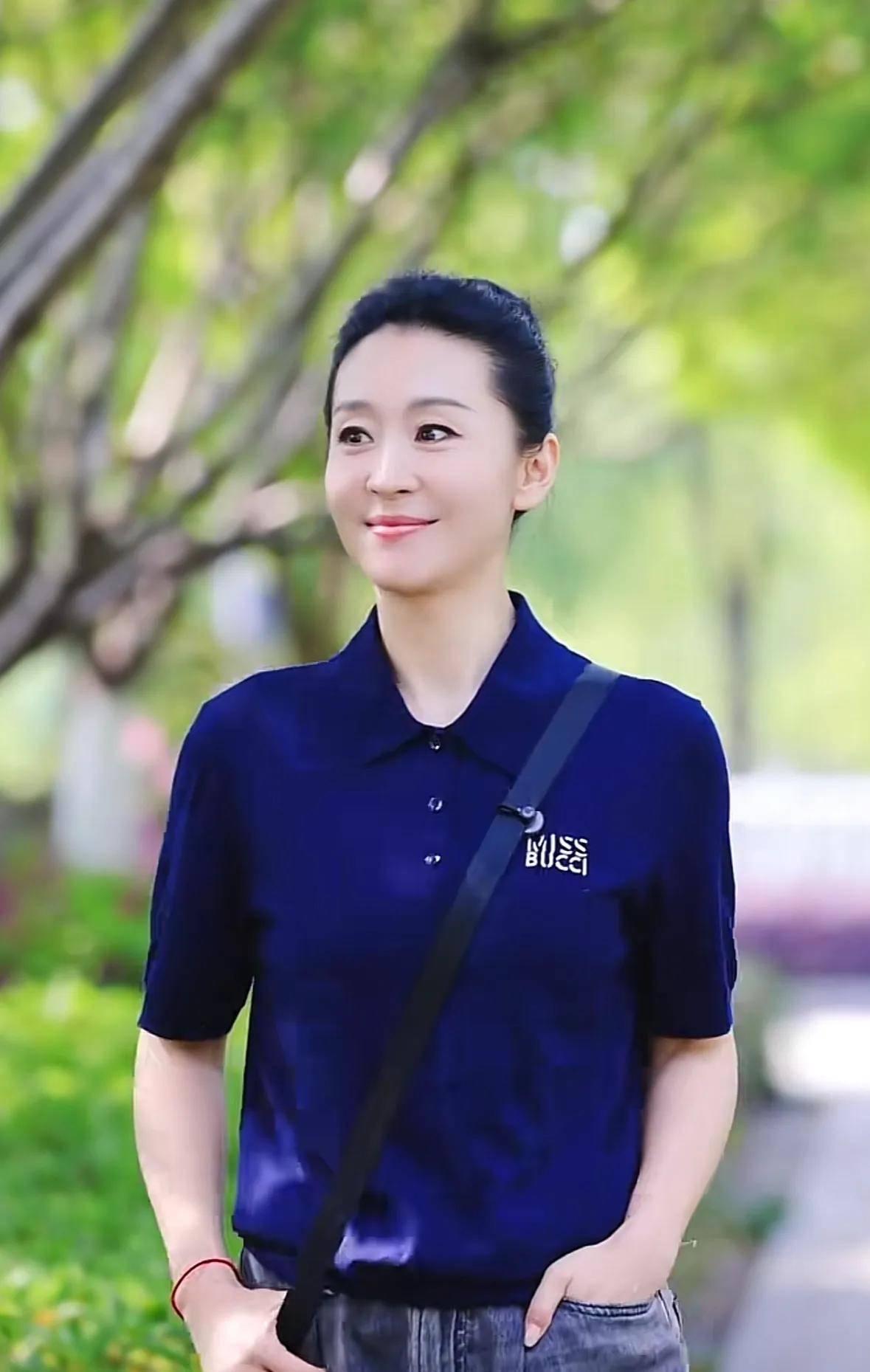 苗圃的婚姻引发热议，她与大19岁的丈夫同框时，曾被网友嘲讽像父女，还被质疑选择年