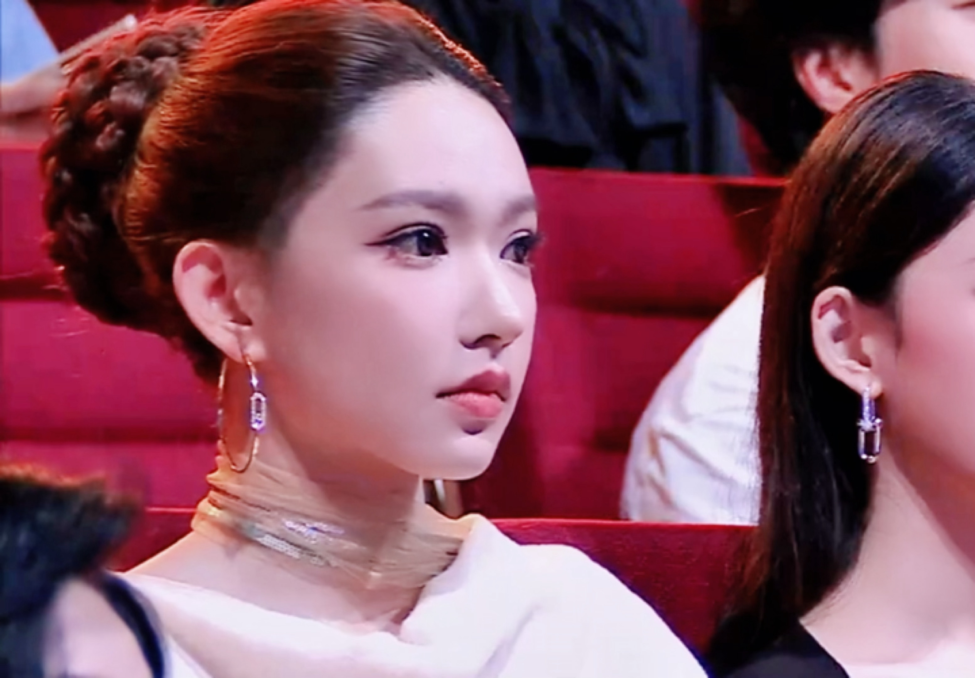 我靠….程潇好完美的头骨…程潇好完美的头骨 微博电影之夜内场