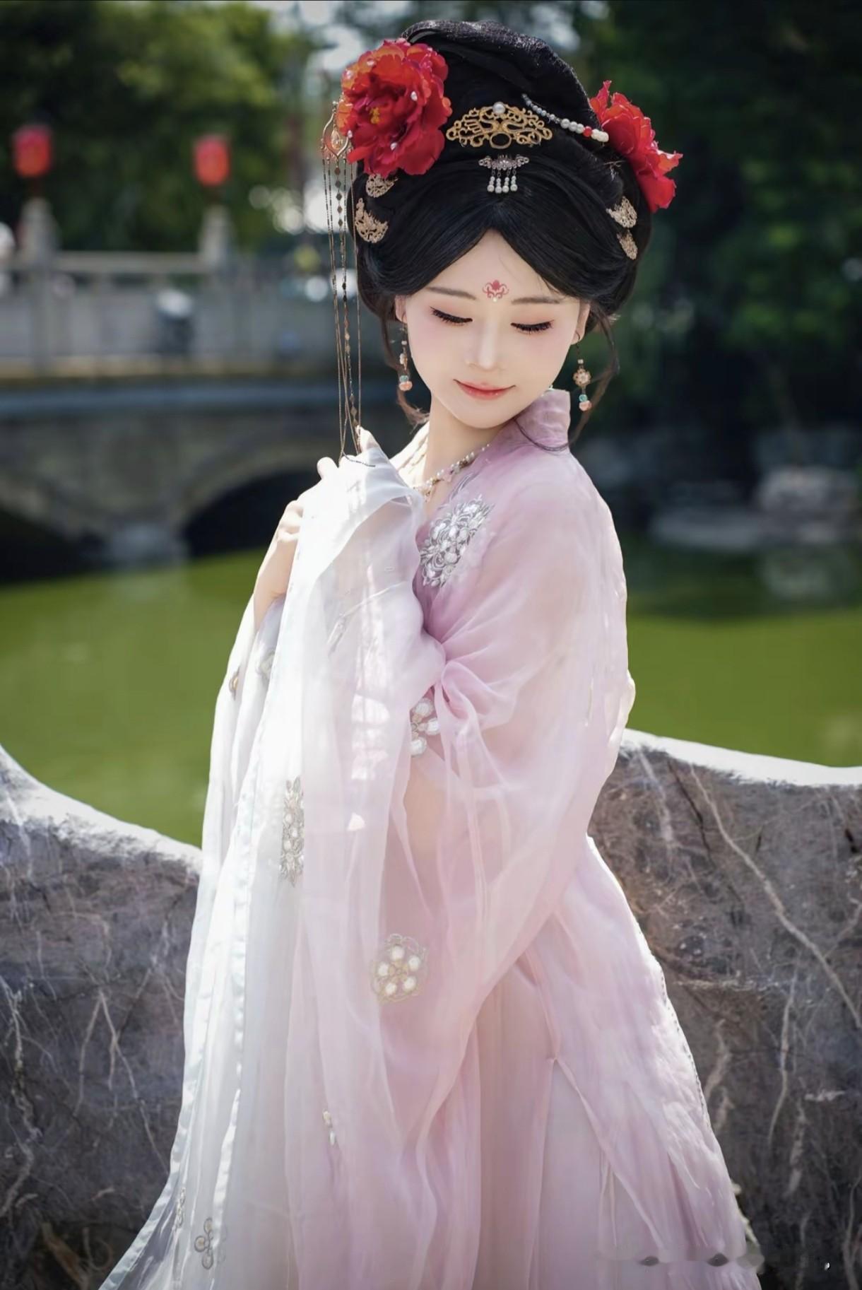 粉衣佳人立桥头，红花开鬓笑温柔。这一眼，便误了千年时光～粉裙仙韵