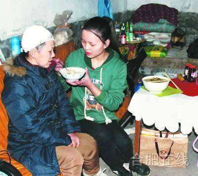 被母亲逼走十四年，她仍出钱赡养瘫痪母亲