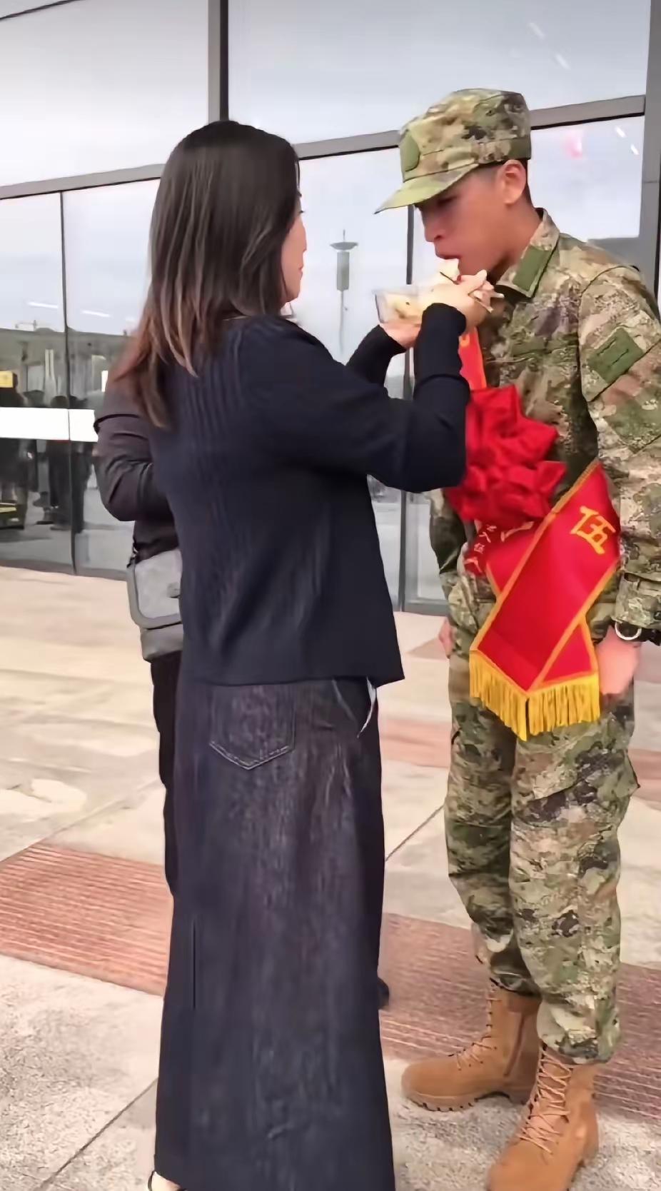 一碗送行饺子，当场看哭无数人！这位嫂子的举动，才是真正藏在烟火里的大爱。
 
新