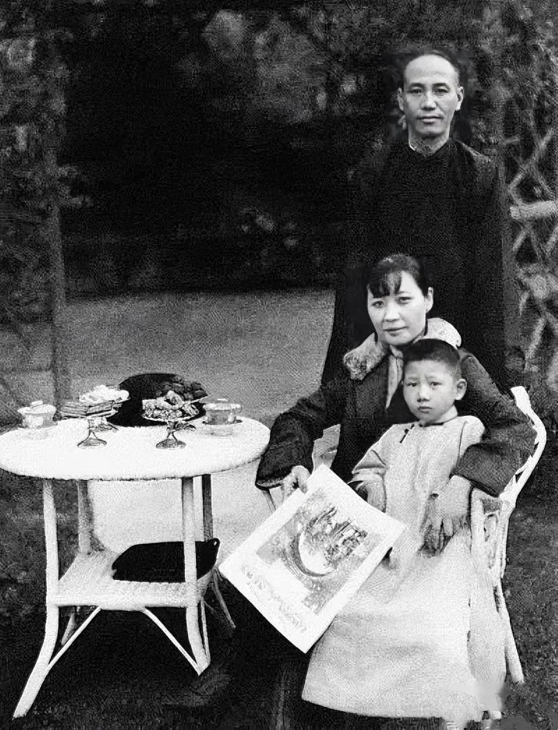 1926年的上海，正在热恋中的蒋校长和宋美龄在宋家花园里的一张合影，宋美龄怀里抱
