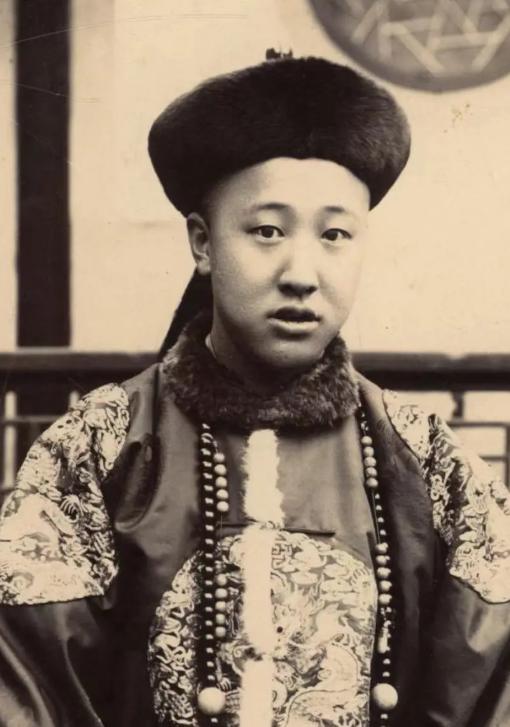 1950年，28岁就退休在家的清朝摄政王载沣，晚年用九十万斤小米的价钱卖掉了象征