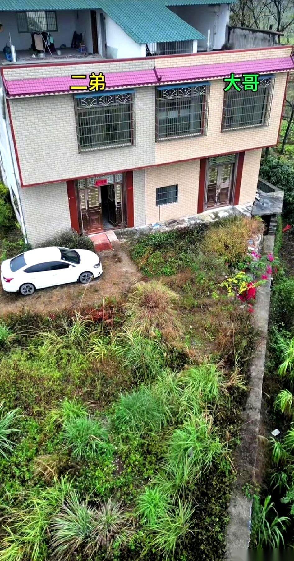 我勒个去，这房子……门一开，半只脚就掉沟里。
兄弟俩在外头拼死拼活，攒了50万给