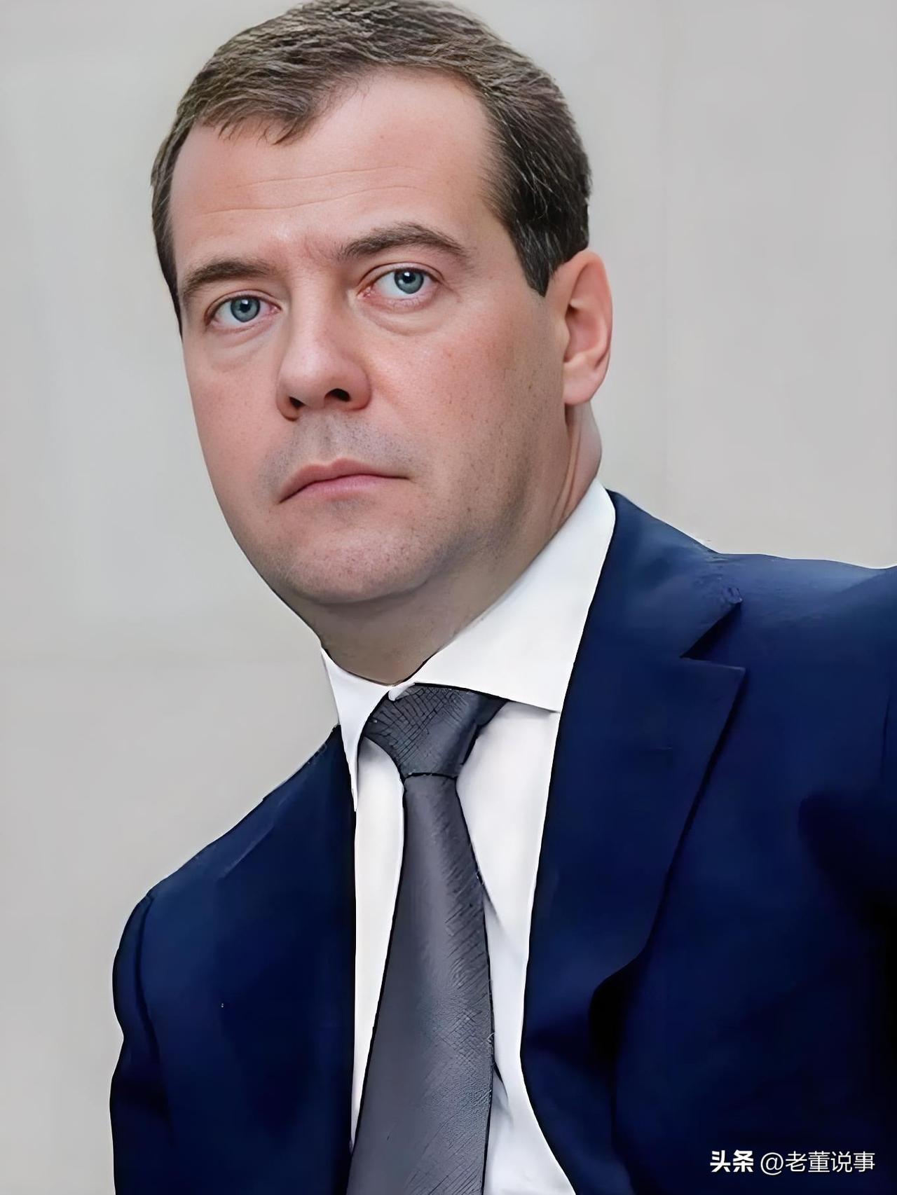 俄罗斯传来消息！
3月27日，俄罗斯联邦安全会议副主席梅德韦杰夫公开定性：美国打