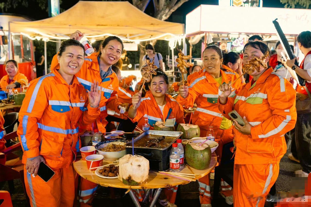 10月26日是环卫工人节，歌手吴克群包下整条街请环卫工人吃饭，自己当服务员，给环