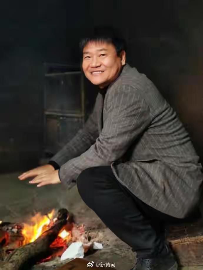 从反诈英雄到流量囚徒，
老陈曾经老实的面容，仿佛染上了一层灰。

曾经身披警服，