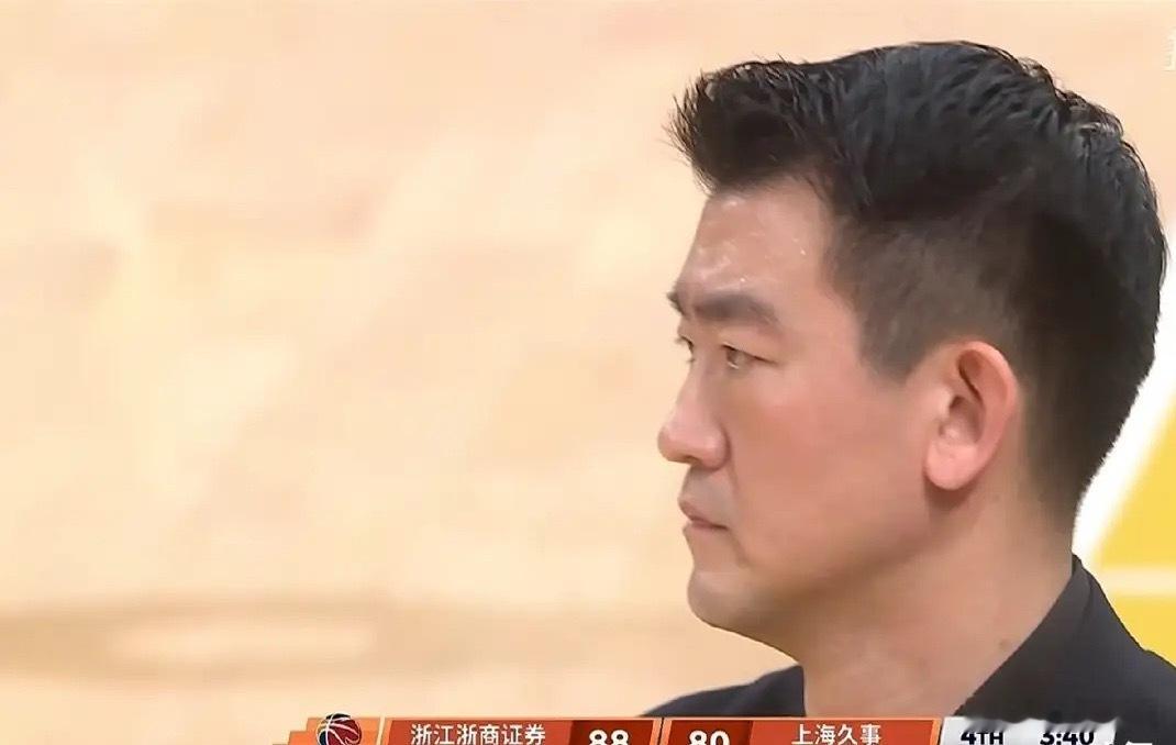 浙江浙商证券主帅王博竟然紧张的满头大汗！在今天浙江浙商证券主场迎战上海久事的总决