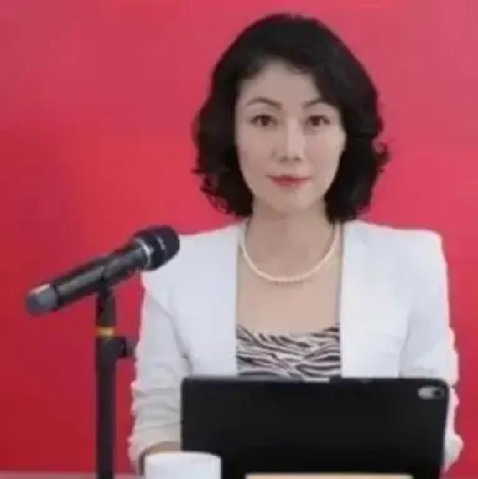 年薪八百多万、年终奖动辄千万，被称为资本市场“最贵董秘”的朱旭，每次出现在镜头前