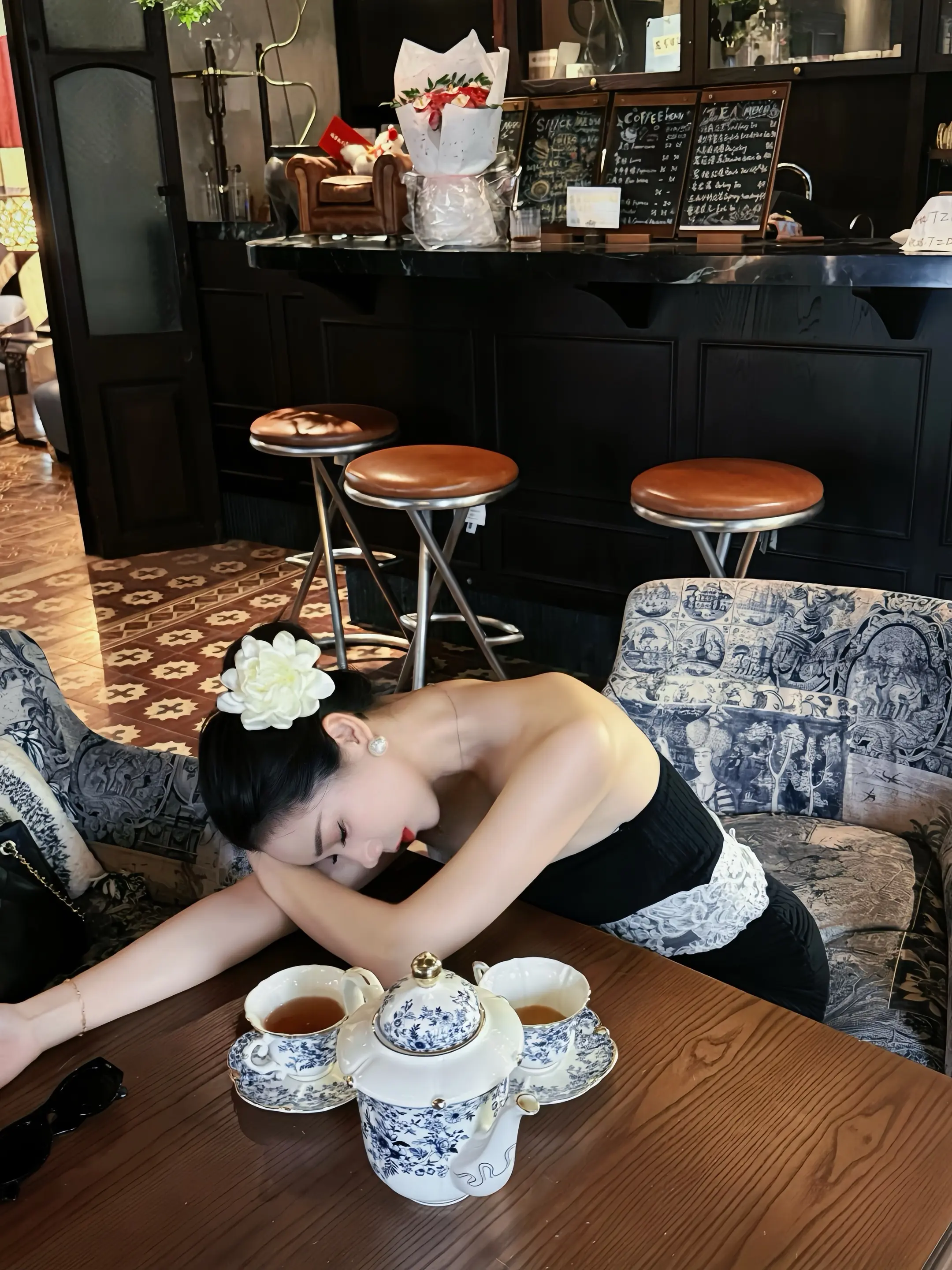 女人什么样 女人味就是什么样咯。