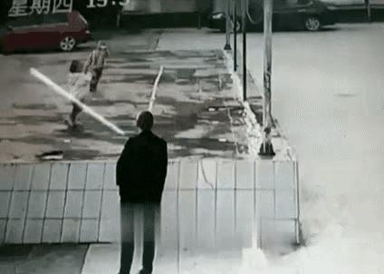 小男孩一把把小女孩推下矮墙，爷爷瞬间冲过去把人接住。
监控里那一秒太惊险，孩子离