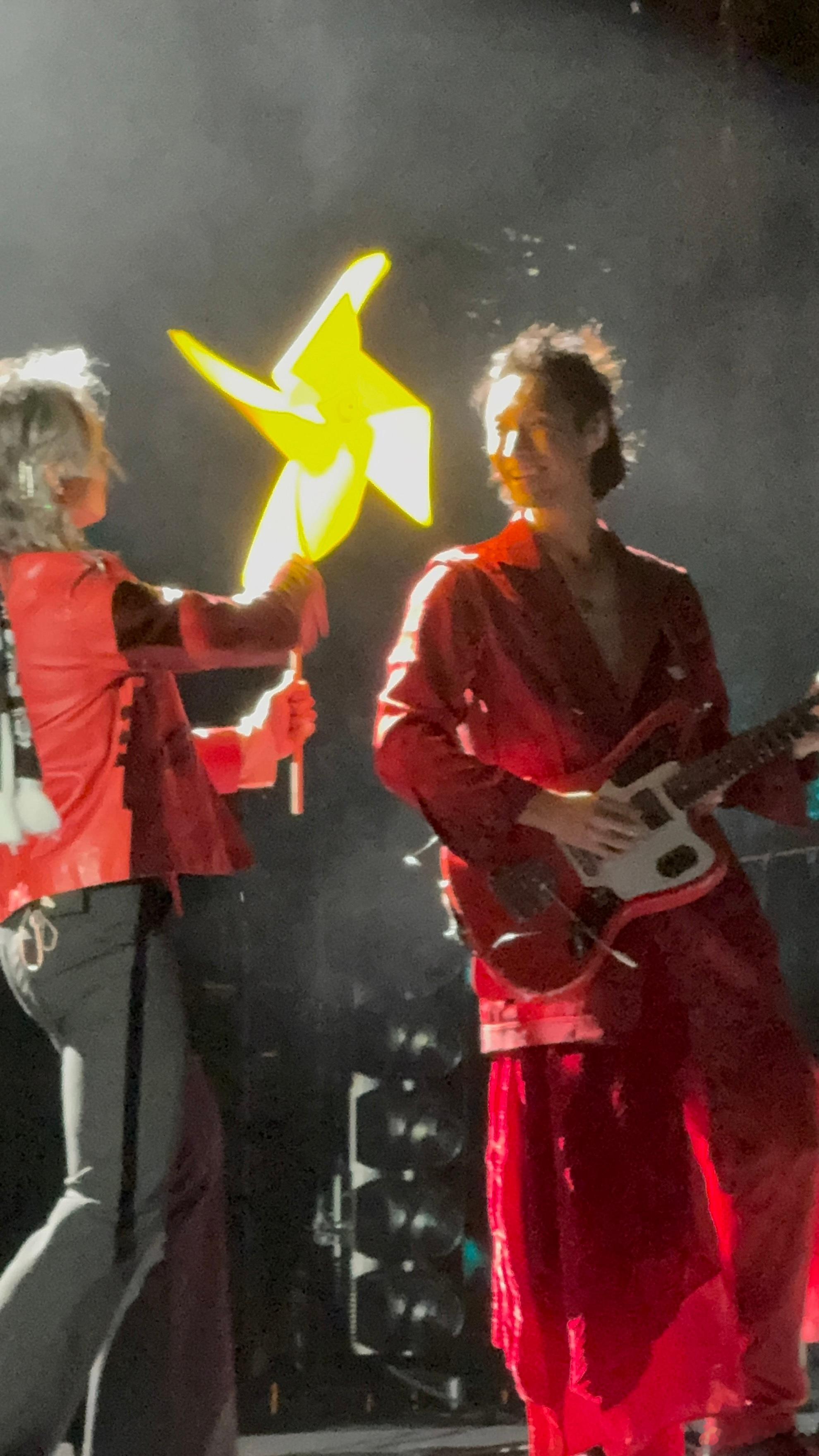 内娱怎么有这么抽象的合影 昨晚的旅行团合影简直是抽象艺术！每个人都在草坪上蹦跳、