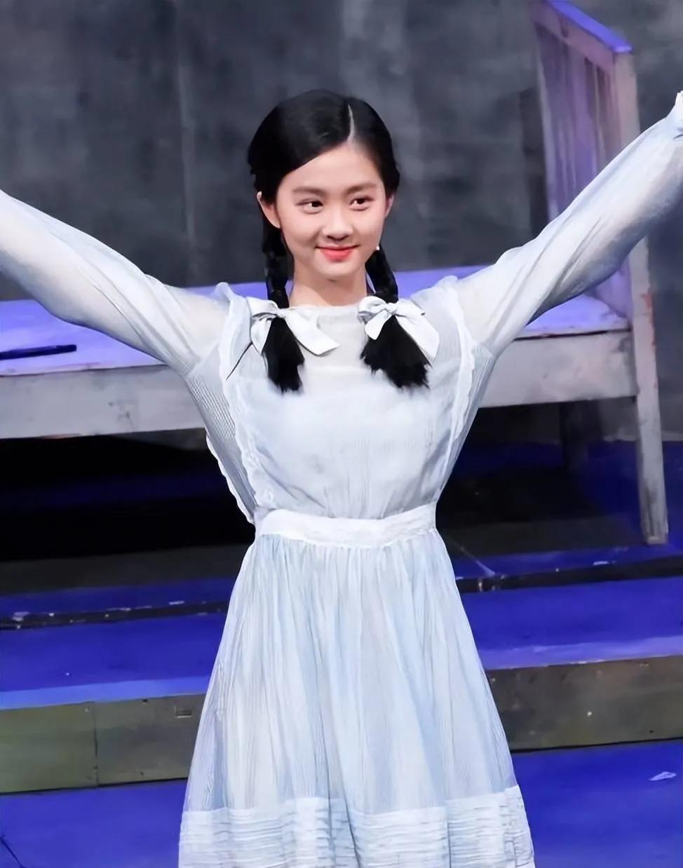 黄多多高中毕业后按照之前黄磊给她的安排，黄多多显然是要进娱乐圈的，娱乐圈那么大，