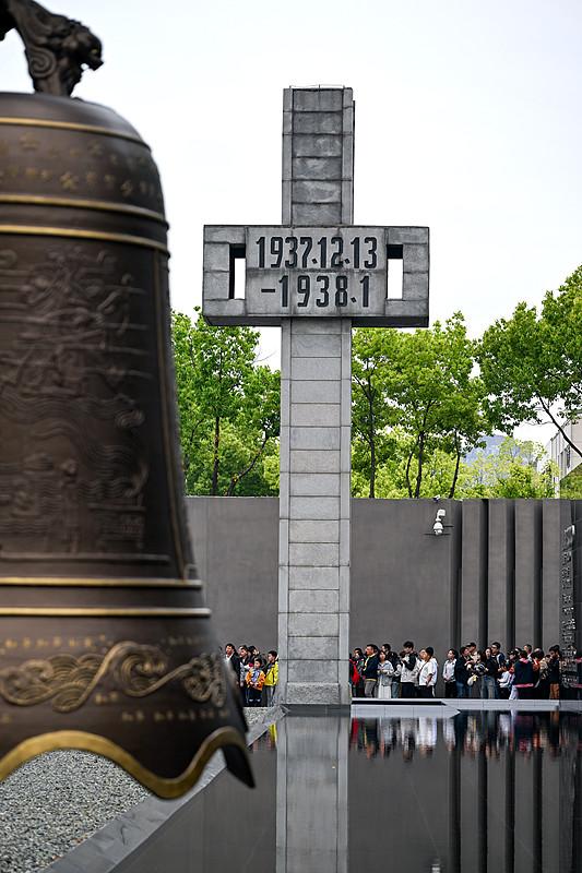 9月3日在侵华日军南京大屠杀遇难同胞纪念馆的活动现场，4名年轻小号手站在“V”字