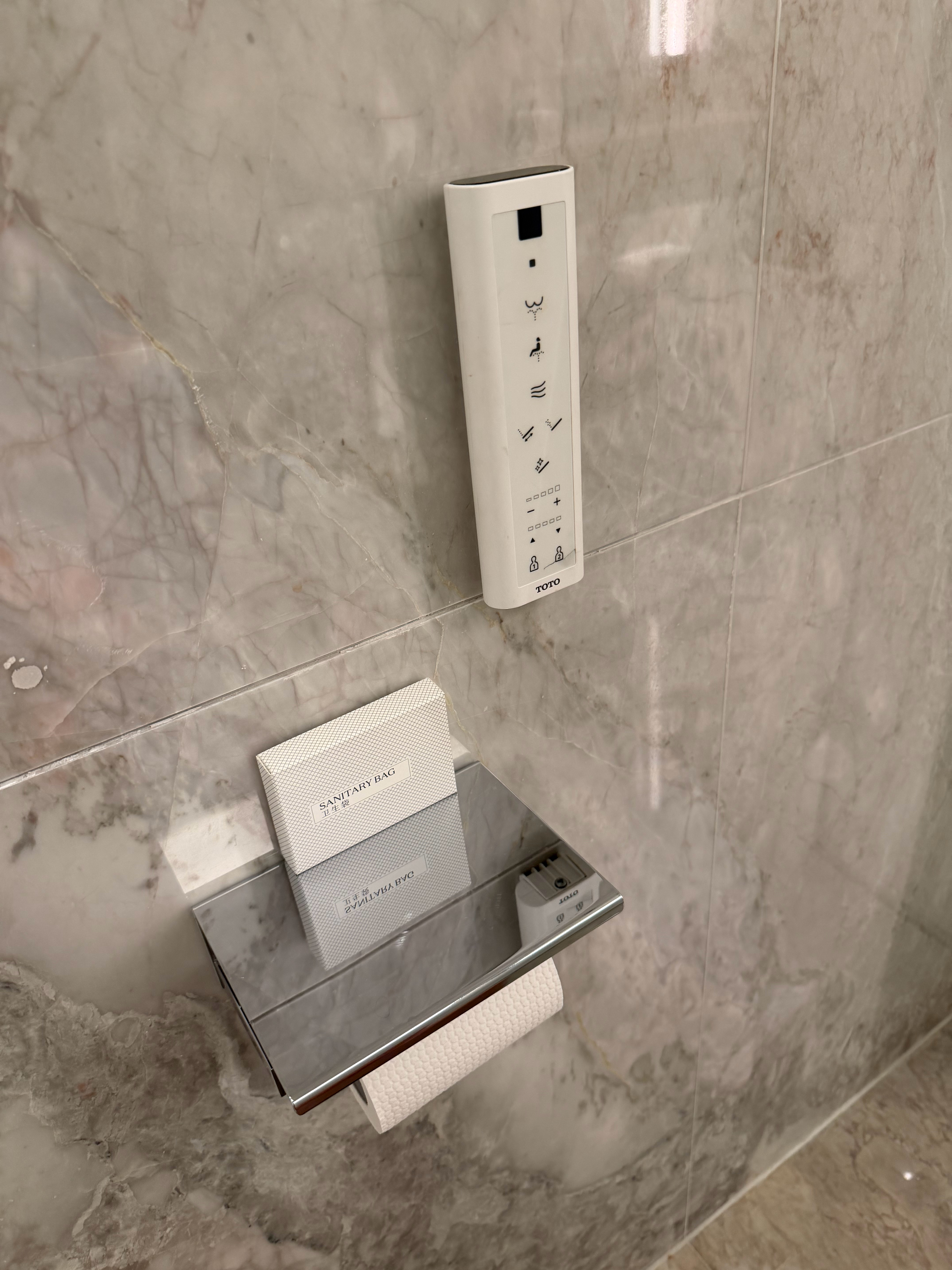 我希望所有酒店都不要用智能马桶，好吗刚刚拉屎想冲厕所，给我按成冲屁股了。我还没擦