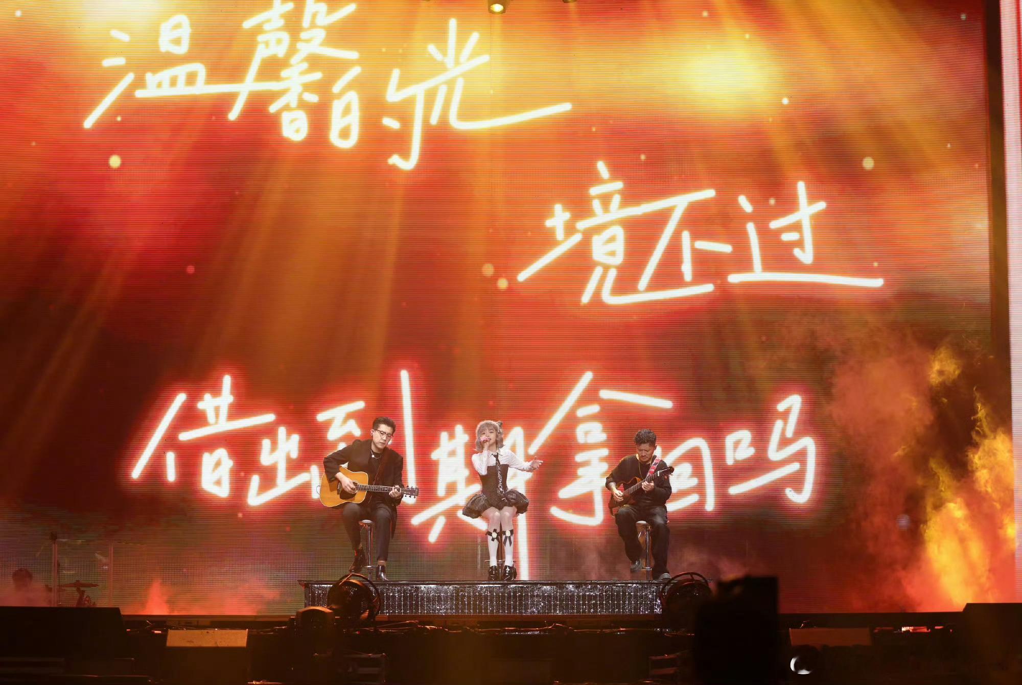 黄霄雲抢票黄霄雲演唱会预售售罄，实打实的人气摆在眼前，大家都想沉浸式感受她的歌声