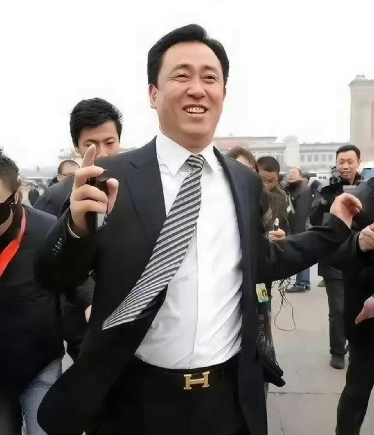 许家印一审被判无期背靠大树好乘凉，大树没了晒太阳。敢晒太阳万人唱，见光死的才正常