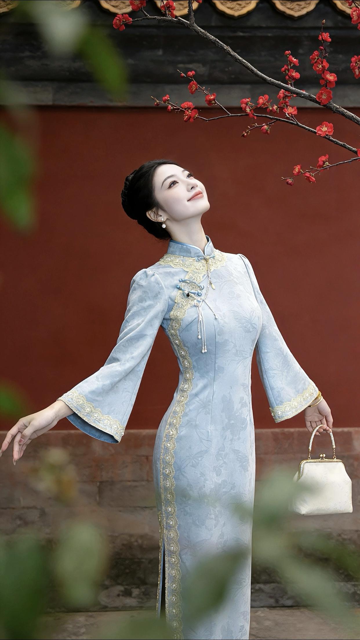 红墙映笑颜，青丝拂玉簪。