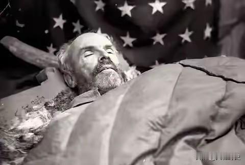 课本里的白求恩，被刷成一尊“毫不利己”的蜡像；可没人追问，这位大洋彼岸的天王级大