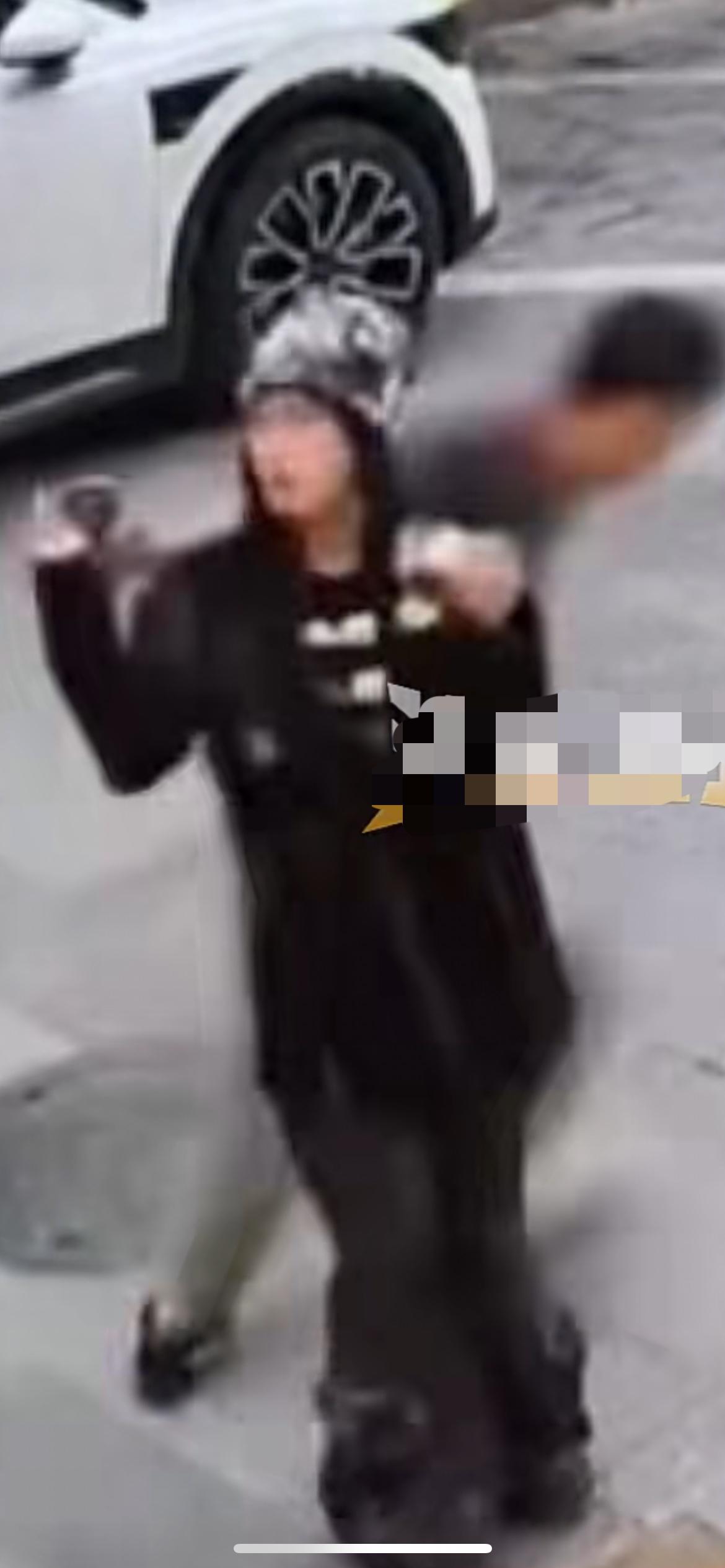 男子光天化日抢手机？当事人：正在咖啡店给闺蜜拍照，咖啡店：男的将手机扔了后逃跑，