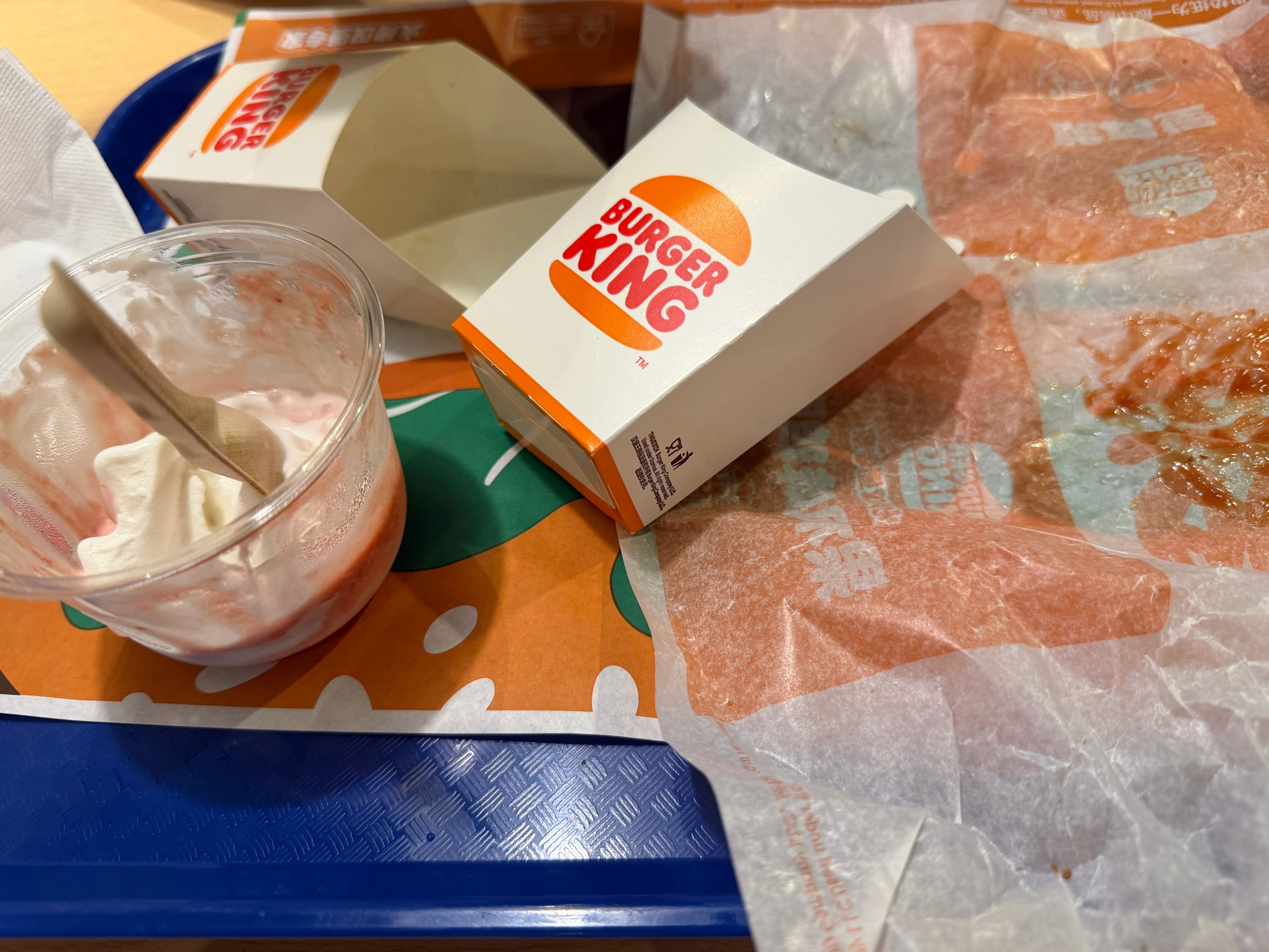 两个人吃了三个汉堡四个小食没吃饱，现在去赵一鸣买零食去 