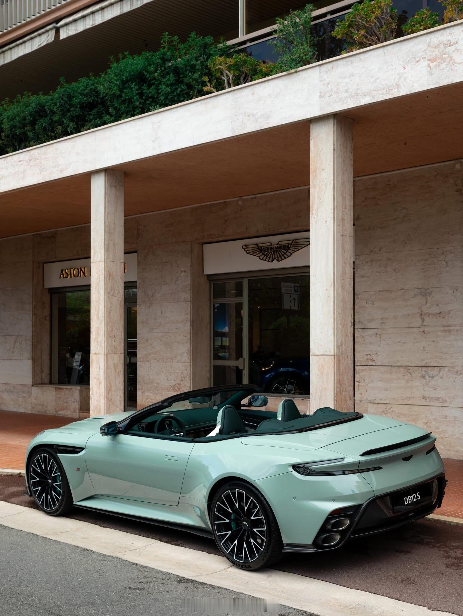 这配色绝了夯爆了的V12敞篷车汝窑天青色Aston Martin DB12 S 