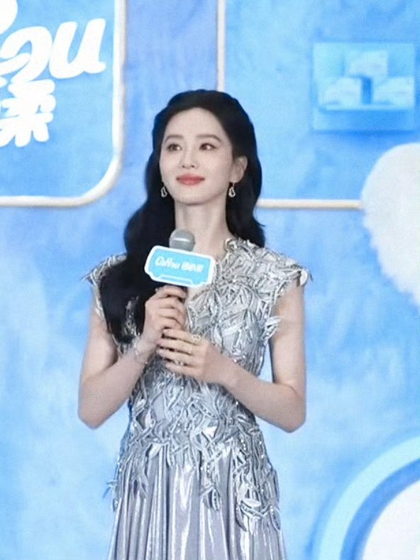 刘诗诗新高定刘诗诗卷发公主头姐姐太美了 ​​​
