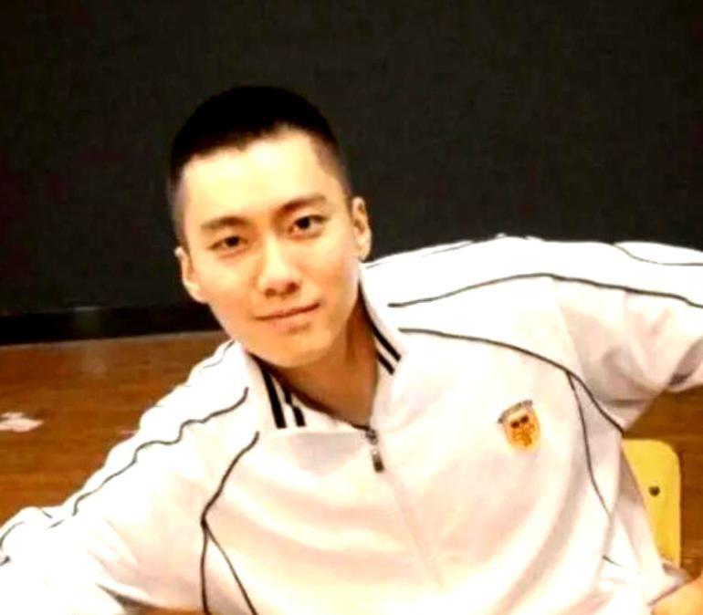 2008年，福建一位高三少年毅然放弃保送清华的机会，班主任急得直拍桌子。高考放榜
