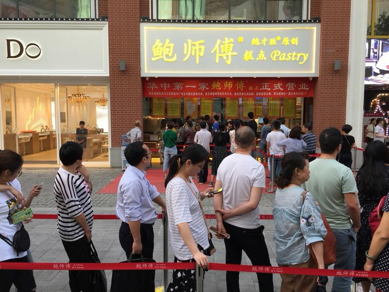 现在餐饮排队真的太疯狂了！杭州一热门门店，消费者王女士上午11点开始排队，到下午