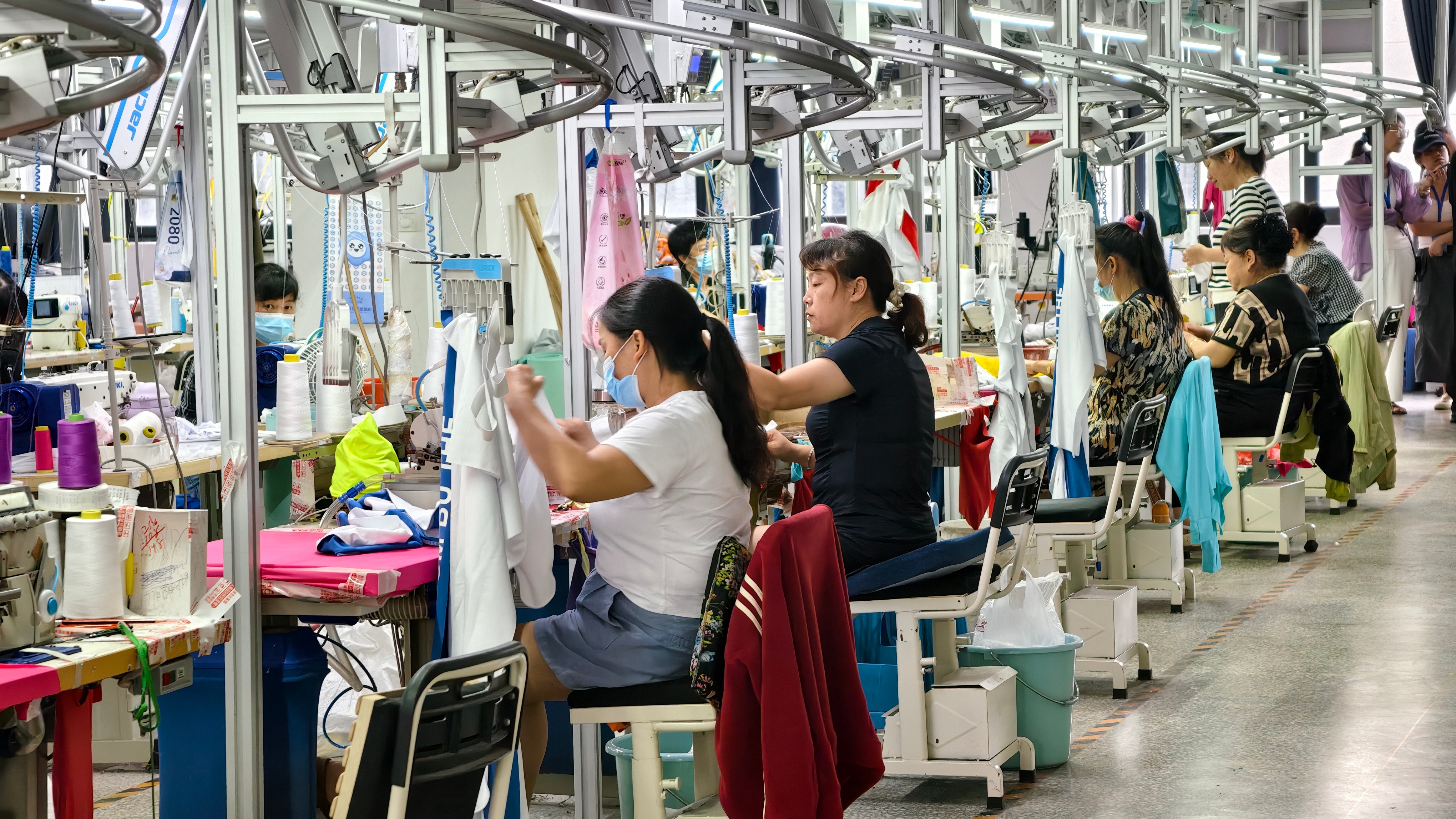 益山益水益见倾心 来益阳第二站是来到了本地的一家服饰公司湘银之舞服饰，最大的感触