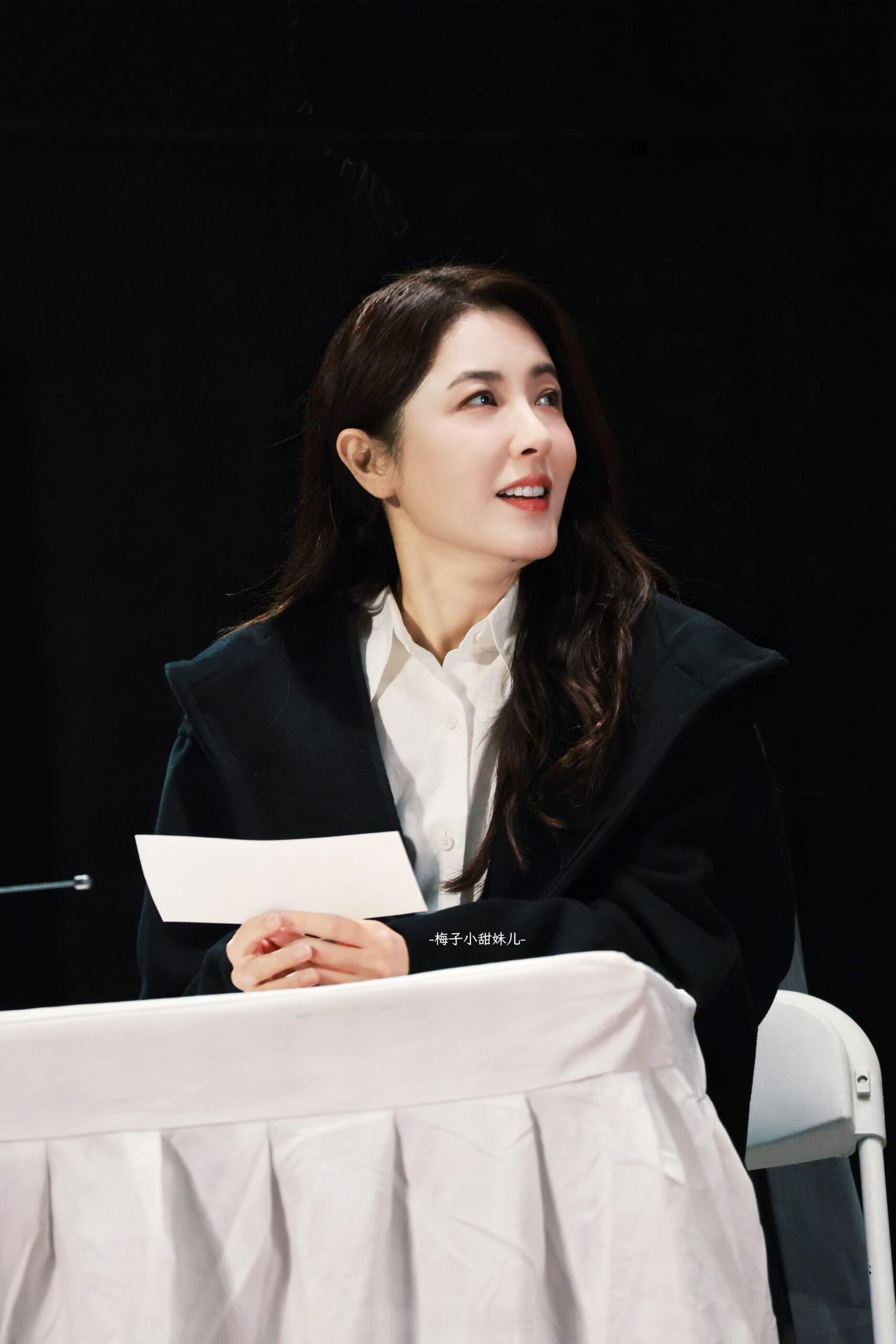 将基础款穿出高级感，才是真本事。挺括的大衣、软糯的毛衣，再以金丝眼镜和低马尾点睛