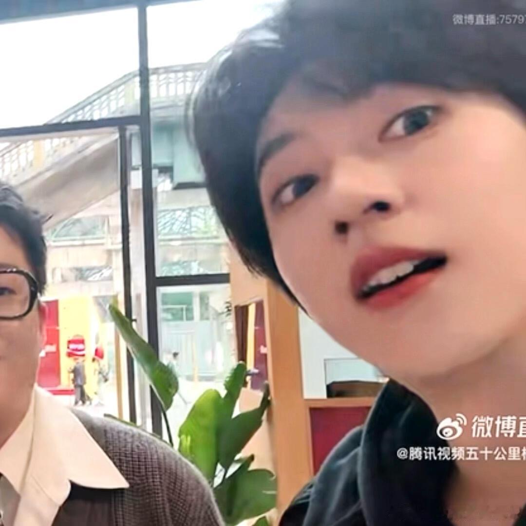 贺峻霖出外务还在用脚打响指✨内娱限定稀有技能！别人用手他用脚，贺峻霖出外务随性表