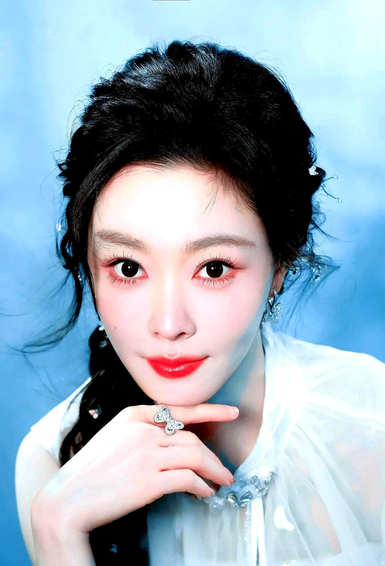 行李搬走那天，连句再见都懒得说。
 
抖音取关，微博之夜邻座零交流，探班的车再没