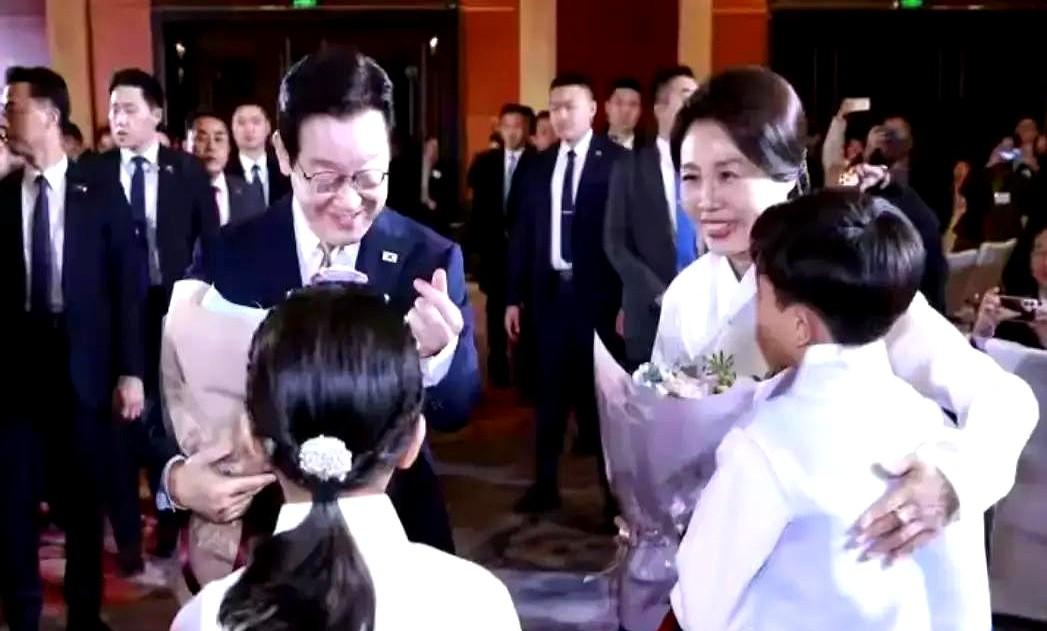 韩国第一夫人金惠景，有人笑她太讲究。

北京人民大会堂台阶上，那身正红色金线韩服