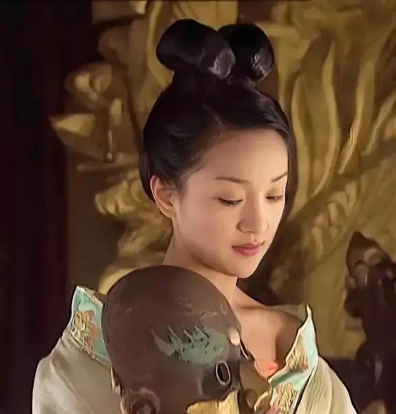 一天夜里，太平公宠幸了四名男子。第二天早上，丫鬟们去整理房间时才发现这四名男子早