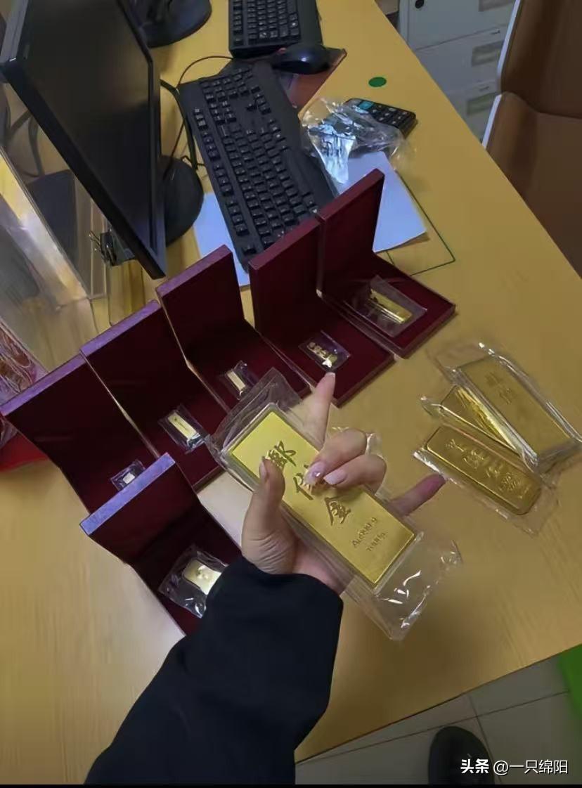昨天买黄金的人，
估计现在嘴都已经笑歪了，
因为涨价了，从881一克一下子就涨到