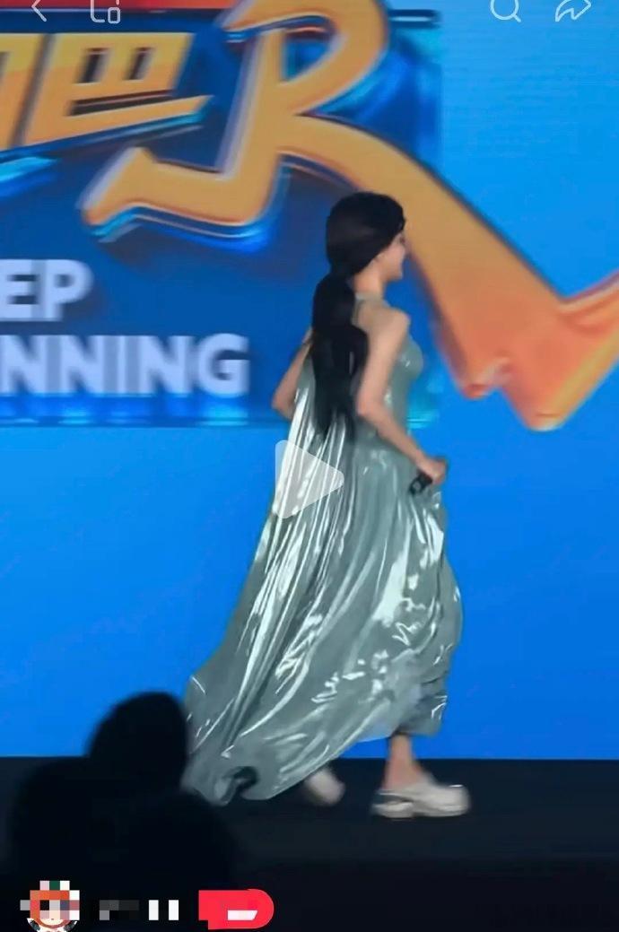 白鹿现在出席活动都直接穿拖鞋了吗？感觉这也太随意了。 